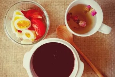 玫瑰花茶可以和什么搭配，可以和金銀花、木瓜。西紅柿等搭配