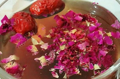 玫瑰花茶可以和什么搭配，可以和金銀花、木瓜。西紅柿等搭配