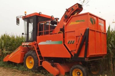 玉米收割機(jī)使用前準(zhǔn)備，在工作之前加滿燃油、冷卻水和潤(rùn)滑油