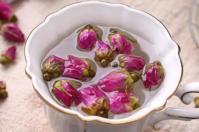 玫瑰花茶可以和什么搭配，可以和金銀花、木瓜。西紅柿等搭配