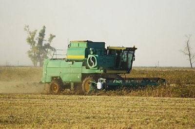 怎么合理使用聯(lián)合收割機(jī)，技術(shù)和狀態(tài)良好時(shí)盡量滿負(fù)荷作業(yè)