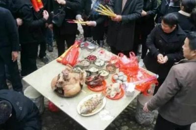 中元節(jié)有哪些習(xí)俗，民間會(huì)進(jìn)行祭祖、燒紙、放小船等活動(dòng)