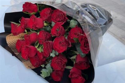 18支粉玫瑰花的花語，寓意初戀、青春永駐等