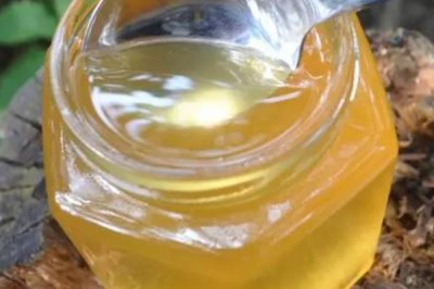 正宗洋槐蜜的特征，通常呈透明的水白色