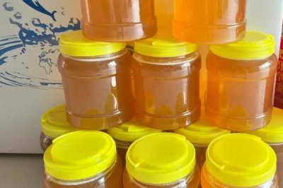 正宗洋槐蜜的特征，通常呈透明的水白色