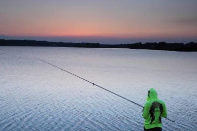 秋季釣魚的適宜時(shí)間，初秋適合在早上或下午出釣