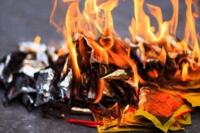 中元節(jié)有哪些習(xí)俗，民間會(huì)進(jìn)行祭祖、燒紙、放小船等活動(dòng)