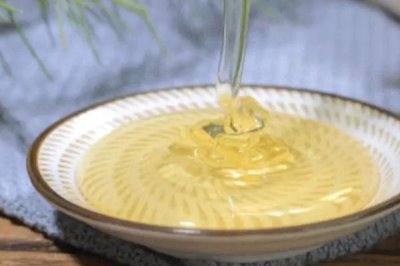 正宗洋槐蜜的特征，通常呈透明的水白色