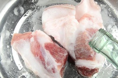 冰凍的肉怎樣快速解凍，可以用冷水沖刷或熱水浸泡等