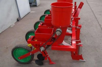 秋播后怎么保養(yǎng)播種機(jī)，對(duì)開(kāi)溝器等部件涂抹黃油可避免生銹