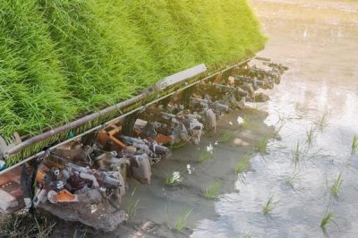 高速插秧機(jī)田間作業(yè)的注意事項(xiàng),作業(yè)前仔細(xì)檢查發(fā)電機(jī)、手柄功能等