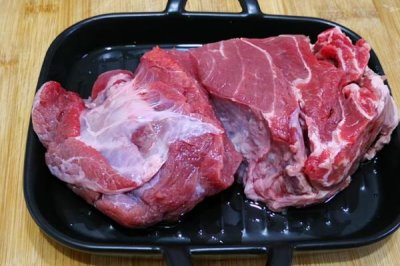 冰凍的肉怎樣快速解凍，可以用冷水沖刷或熱水浸泡等