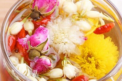 玫瑰花茶可以和什么搭配，可以和金銀花、木瓜。西紅柿等搭配