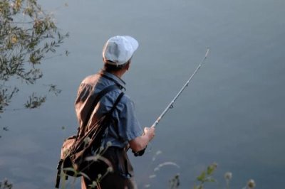 初夏釣魚技巧，首選釣點(diǎn)是水深1-2米且有水草的淺灘