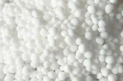 尿素的原料，是用碳、氮、氧、氫組成的有機(jī)化合物