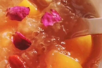 玫瑰花茶可以和什么搭配，可以和金銀花、木瓜。西紅柿等搭配