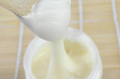 正宗椴樹(shù)蜜的特征，質(zhì)地粘稠呈水白色