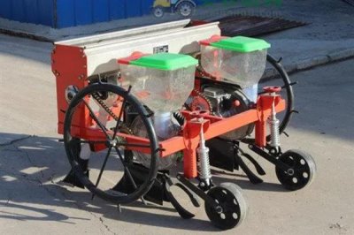 秋播后怎么保養(yǎng)播種機(jī)，對(duì)開(kāi)溝器等部件涂抹黃油可避免生銹