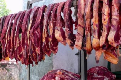 去市場買牛肉怎么買，先觀察顏色再聞味道