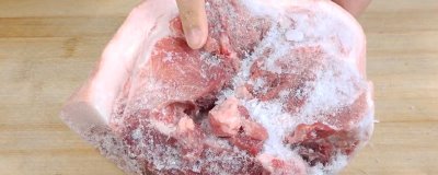 冰凍的肉怎樣快速解凍，可以用冷水沖刷或熱水浸泡等