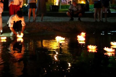 中元節(jié)有哪些習(xí)俗，民間會(huì)進(jìn)行祭祖、燒紙、放小船等活動(dòng)