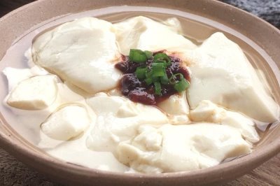 豆腐花和豆腐腦有什么區(qū)別，豆腐花相對(duì)緊實(shí)、豆腐腦容易碎裂