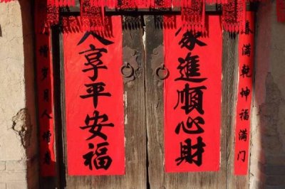 北方小年吃哪些東西，餐桌上可見(jiàn)餃子、蔥油餅、蒸花饃等食物
