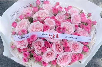 18支粉玫瑰花的花語，寓意初戀、青春永駐等