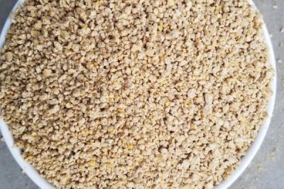 雛雞的飼料價(jià)格，通常在2500左右一噸