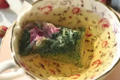 玫瑰花茶可以和什么搭配，可以和金銀花、木瓜。西紅柿等搭配