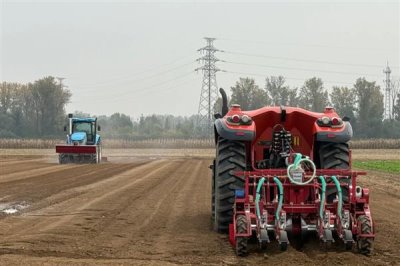 冬季怎么維護(hù)農(nóng)機(jī),閑置的機(jī)具需清洗并涂抹機(jī)油