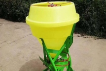 施肥機(jī)械的常見類型有哪些，擺臂式撒肥機(jī)效率很高