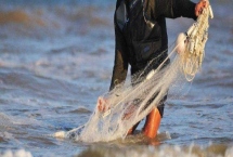 我國(guó)近海捕撈過(guò)程中出現(xiàn)漁獲量降低魚個(gè)體小等現(xiàn)象的主要原因，過(guò)度捕撈是主要原因
