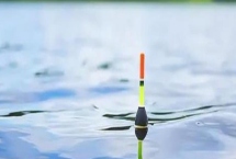 深秋釣魚(yú)適宜時(shí)間，中午溫度較高時(shí)適合作釣