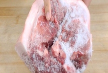 冰凍的肉怎樣快速解凍，可以用冷水沖刷或熱水浸泡等