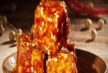 湖南臨湘的土特產(chǎn)，包括龍窖腐乳、龍窖醬菜、臨湘黑茶等種類