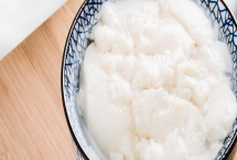 豆腐花和豆腐腦有什么區(qū)別，豆腐花相對(duì)緊實(shí)、豆腐腦容易碎裂