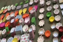 從哪里批發(fā)擺地攤的貨源，可以在網(wǎng)上或就近在批發(fā)市場拿貨