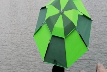 釣魚傘是什么，是幫助釣魚人遮風(fēng)避雨和擋紫外線的工具