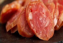 黑龍江佳木斯市的特產(chǎn)，包括力佳風(fēng)干腸、抱馬子茶葉筒等種類