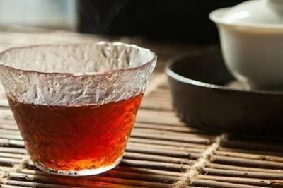 大暑節(jié)氣的習(xí)俗，主要有喝伏茶、燒伏香、曬伏姜