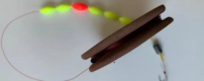 如何將七星漂安裝在魚線上，穿過漂豆后再將鉛皮座穿在主線上