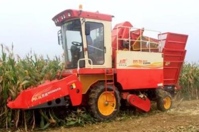 玉米收割機(jī)使用前準(zhǔn)備，在工作之前加滿燃油、冷卻水和潤(rùn)滑油