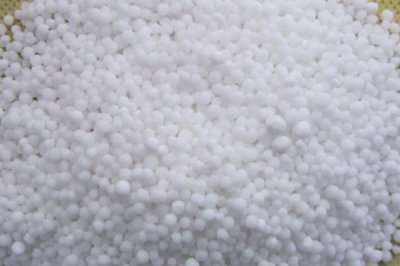 尿素的原料，是用碳、氮、氧、氫組成的有機(jī)化合物