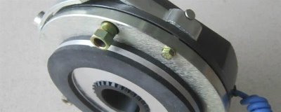 拖拉機(jī)的制動(dòng)器為什么會(huì)失靈，一般是長(zhǎng)期使用、制動(dòng)器嚴(yán)重磨損等因素造成