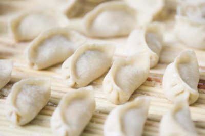北方小年吃哪些東西，餐桌上可見(jiàn)餃子、蔥油餅、蒸花饃等食物