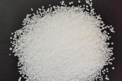 尿素的原料，是用碳、氮、氧、氫組成的有機(jī)化合物
