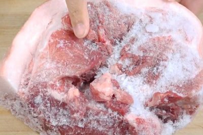 冰凍的肉怎樣快速解凍，可以用冷水沖刷或熱水浸泡等